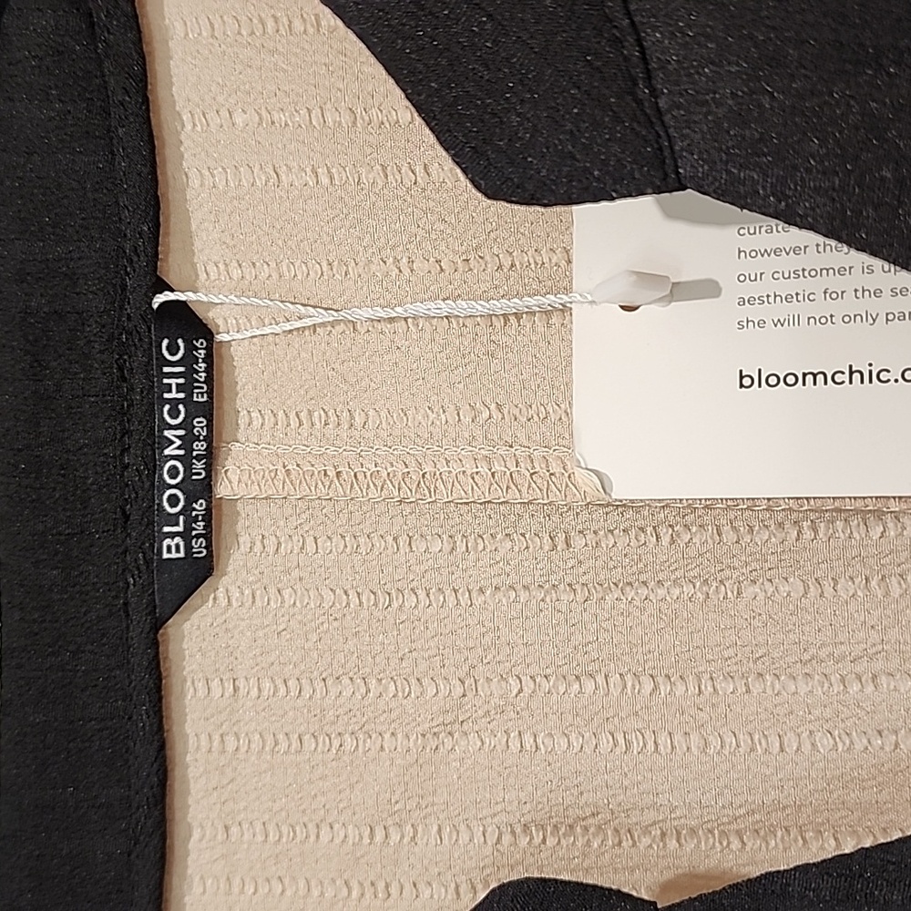 NEW Bloomchic textured tan blouse with black contrast accents 1x - Picture 4 of 5